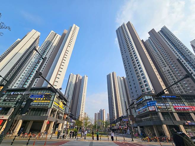 지난 11일 오후 충청남도 아산시 지하철 1호선 탕정역 1번 출구로 나와 바라본 한들물빛도시지웰시티센트럴푸르지오 단지 전경. /박지윤 기자