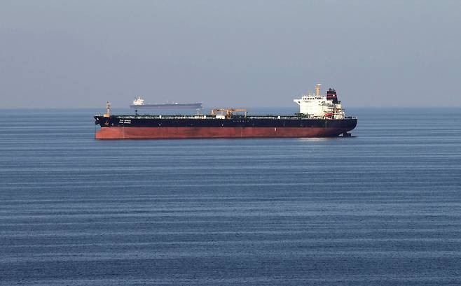 이란과 오만 사이에 위치한 호르무즈 해협을 통과하고 있는 선박. / 로이터