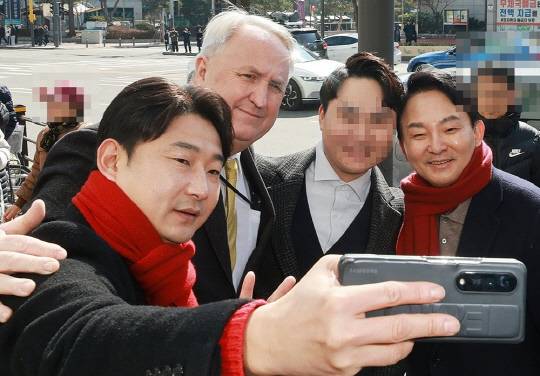 계양 거리 인사 나선 이천수-인요한-원희룡.<연합뉴스 자료사진>