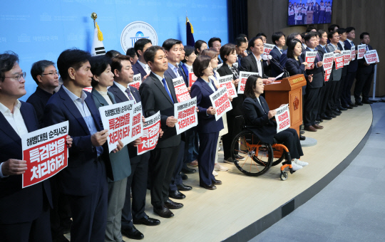 더불어민주당 의원들이 15일 국회 소통관에서 채 상병 순직사건 및 외압사건에 대한 특검법 처리를 촉구하는 기자회견을 하고 있다.<연합뉴스>