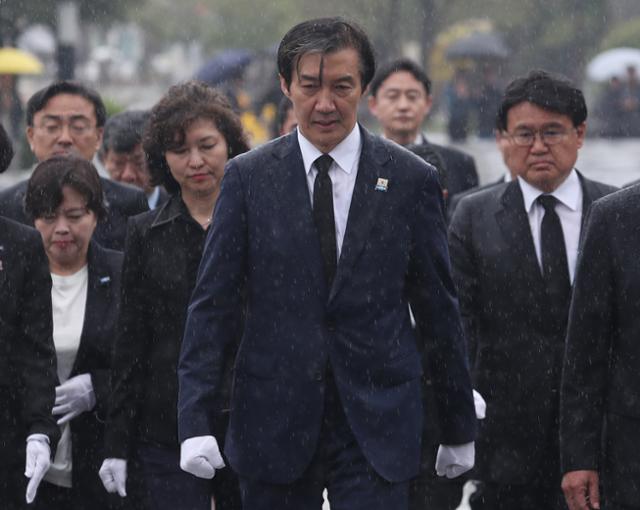 조국 조국혁신당 대표가 15일 오후 비례대표 당선자들과 함께 경남 김해시 진영읍 봉하마을을 찾아 고 노무현 전 대통령 묘역을 참배하기 위해 이동하고 있다. 뉴스1