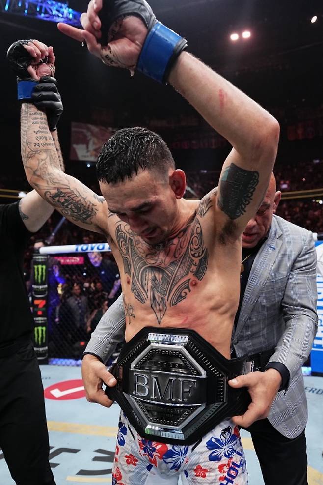 게이치를 꺾고 BMF 벨트를 두른 할로웨이. 사진=UFC X