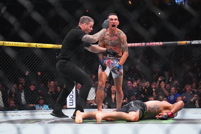 할로웨이가 UFC 300 BMF 타이틀전에서 게이치를 쓰러뜨린 후 포효하는 모습. 사진=UFC X