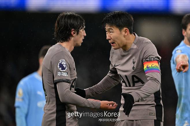 토트넘 주장 손흥민(오른쪽)과 브리안 힐. 사진=게티이미지