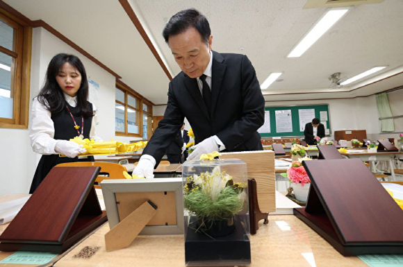 임태희 경기도교육감이 15일 안산시 단원고 4.16기억교실을 찾아 헌화하고 있다. [사진=경기도교육청]