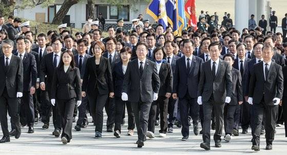 이재명 더불어민주당 대표와 윤영덕·백승아 더불어비례연합 공동대표가 지난 12일 오전 22대 국회의원 선거 당선인들과 서울현충원을 참배하기 위해 이동 중이다. 뉴스1