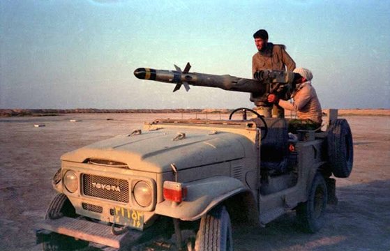 이란-이라크 전쟁 당시 이란 군인이 이스라엘이 지원한 대전차 무기인 BGM-71 토우(TOW)를 웅용하는 모습. 사진 위키피디아