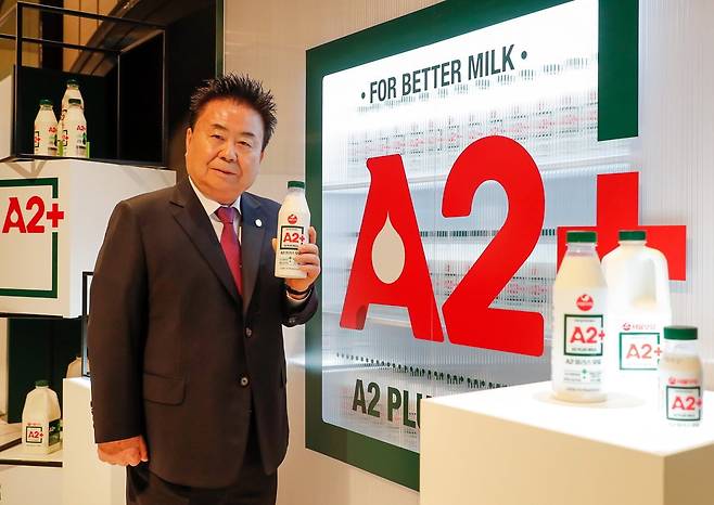 문진섭 서울우유협동조합 조합장이 15일 그랜드하얏트서울에서 열린 A+2 우유 출시회에서 제품을 설명하고 있다  /서울우유 제공