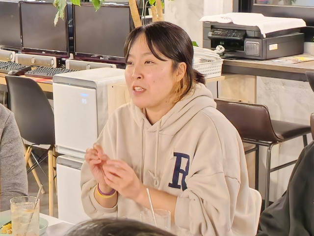 Kim Song-mi who represents ONDA, an Ansan-based civic group seeking further investigations into the truth of the Sewol ferry disaster, talks with other civic activists in Ansan, Gyeonggi Province. (Lee Jaeeun/The Korea Herald)