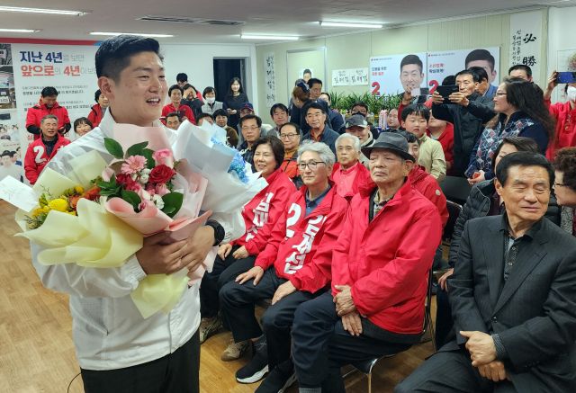 김재섭 국민의힘 도봉갑 당선인이 지난 11일 서울 도봉구 선거사무소에서 당선된 후 기뻐하고 있다. 뉴시스