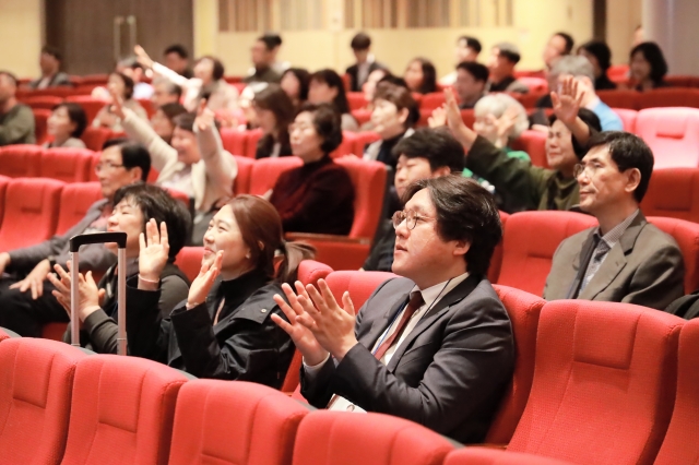 연수교육 참가자들이 15일 경기도 성남 할렐루야교회에서 열린 '제49회 목사 안수자 연수교육' 현장에서 찬양하고 있다. 카이캄 제공