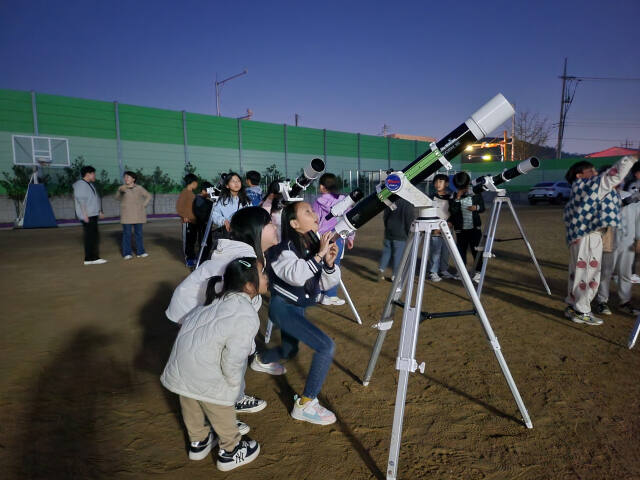 석정초 어린이들이 천체망원경으로 천체를 관측하며 잊지 못할 특별한 경험을 하고 있다. 김포교육지원청 제공