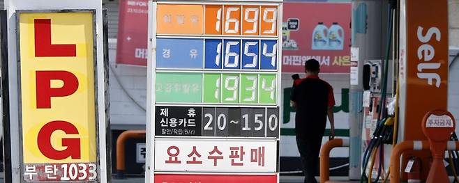 이란이 이스라엘을 향해 보복 공격을 실제로 가하면서 중동 긴장감 고조에 따른 국제유가 상승 우려가 커지고 있는 가운데 14일 서울의 한 주유소에서 한 시민이 주유를 하고 있다. [김호영 기자]