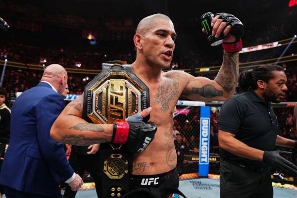 UFC 라이트헤비급 챔피언 알렉스 페레이라가 전매특허인 왼손 훅 KO로 역사적인 UFC 300의 대미를 장식했다. 사진=UFC 제공