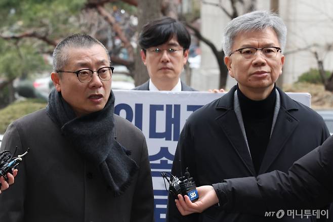 (서울=뉴스1) 이동해 기자 = 김택우 의협 비대위원장(오른쪽)과 박명하 조직강화위원장이 12일 오전 서울 마포구 서울경찰청 공공범죄수사대로 소환조사에 출석하며 입장을 밝히고 있다. 보건복지부는 의협 전·현직 집행부 5명이 전공의 집단 사직을 부추기고 집단행동을 교사·방조했다며 경찰청에 고발했다. 의협 전·현직 간부에 대한 경찰 조사는 이번이 세 번째다. 2024.3.12/뉴스1 Copyright (C) 뉴스1. All rights reserved. 무단 전재 및 재배포, AI학습 이용 금지. /사진=(서울=뉴스1) 이동해 기자