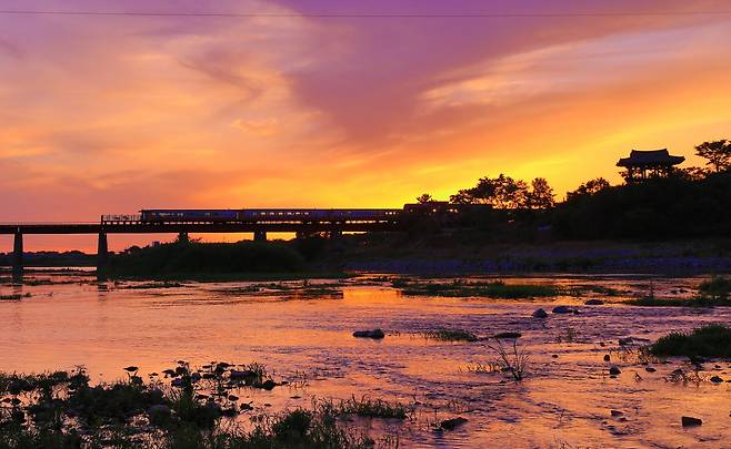 만경강 비비정예술열차에 깃든 노을