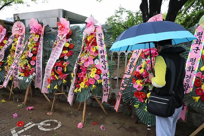 15일 국회 헌정회관 앞에 국민의힘 한동훈 전 비상대책위원장을 응원하는 화환이 놓여있다. 연합뉴스