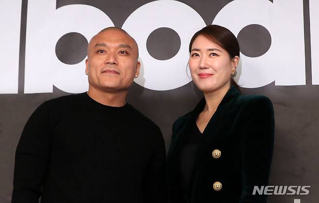 [서울=뉴시스] 김혜진 기자 = 마이크 반 빌보드 본사 CEO, 김유나 빌보드 코리아 발행인이 15일 오후 서울 강남구 조선팰리스 강남에서 열린 방한 기자회견에서 인사말을 하고 있다. 2024.04.15. jini@newsis.com