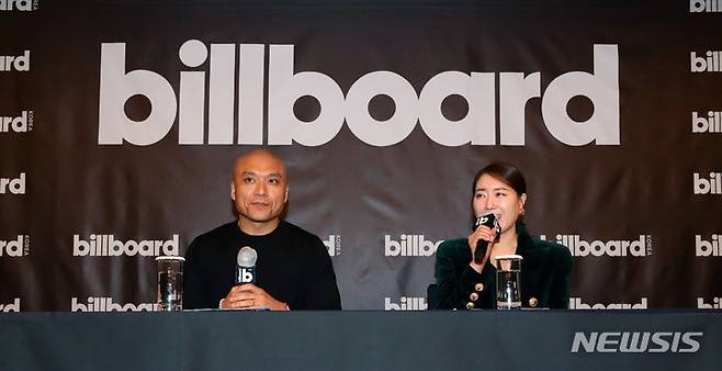 [서울=뉴시스] 김혜진 기자 = 마이크 반 빌보드 본사 CEO, 김유나 빌보드 코리아 발행인이 15일 오후 서울 강남구 조선팰리스 강남에서 열린 방한 기자회견에서 취재진의 질문에 대답하고 있다. 2024.04.15. jini@newsis.com