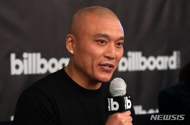 [서울=뉴시스] 김혜진 기자 = 마이크 반 빌보드 본사 CEO가 15일 오후 서울 강남구 조선팰리스 강남에서 열린 방한 기자회견에서 취재진의 질문에 대답하고 있다. 2024.04.15. jini@newsis.com