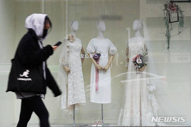 [서울=뉴시스] 지난 11일 직장인 커뮤니티 '블라인드'에 유부남과 바람피운 전 여자친구에게 분노해 직장에 찾아가 행패를 부렸다가 전과자가 된 예비 신랑의 과거를 알게 돼 결혼을 고민하는 여성의 사연이 전해졌다. 사진은 본문과 무관함. 2024.4.15 *재판매 및 DB 금지