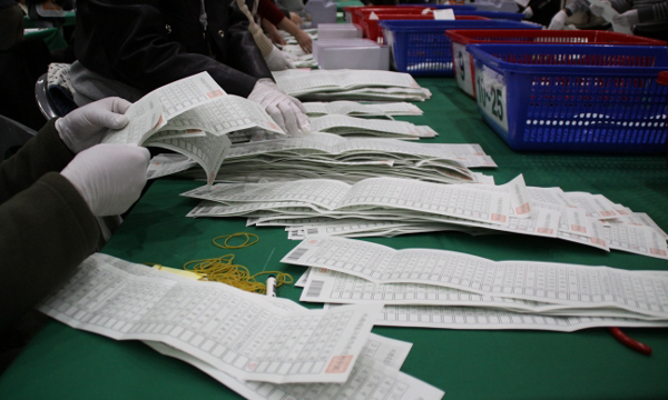제22대 국회의원 선거일인 지난 10일 강릉인라인스케이트장에 마련된 개표소에서 관계자들이 비례대표 투표용지를 수개표 하고 있다. 뉴시스