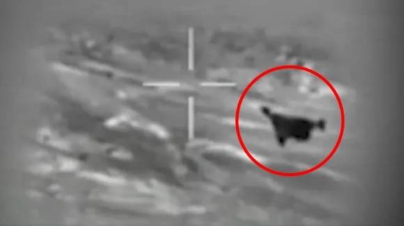 이스라엘군(IDF)이 이란이 발사한 미사일과 드론을 요격하는 영상을 공개했다.