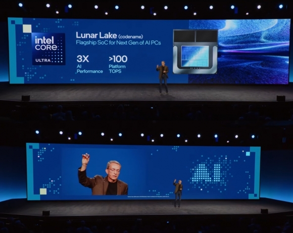 인텔 비전 2024 행사에서 루나 레이크의 성능과 실물을 공개한 팻 겔싱어 인텔 CEO. 출처=인텔