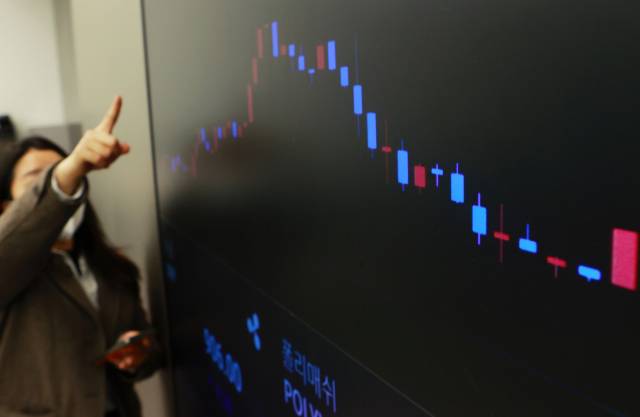 지난달 25일 오전 서울 강남구 업비트 라운지에 비트코인 시세가 표시되고 있다. 연합뉴스