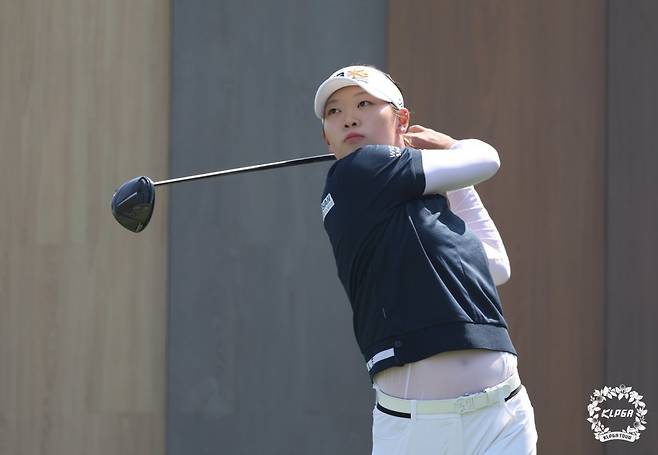 지난해 KLPGA ‘장타 퀸’ 방신실이 2024년 LPGA 첫 메이저대회인 셰브론 챔피언십에 출전한다. KLPGA 투어 소속 선수
 중 유일하게 출사표를 던진 방신실은 “최선을 다하고 돌아오겠다”며 굳은 의지를 내비쳤다. 사진은 메디힐·한국일보 챔피언십에 나선
 방신실의 플레이 모습. 사진제공 | KLPGA