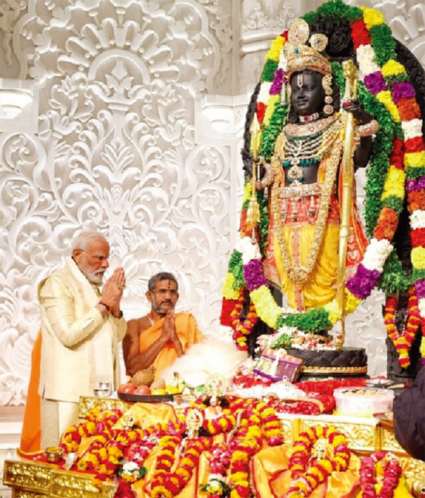 나렌드라 모디 인도 총리(왼쪽)가 1월 22일(현지 시간) 인도 아요디아의 람 만디르 사원 개관식에 참석해 의식을 수행하고 있다. [인도 정부 제공]