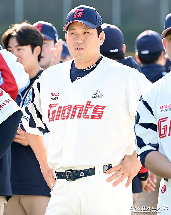 롯데 자이언츠 포수 유강남이 4월 15일 1군 엔트리에서 말소돼 2군으로 이동한다. 유강남은 지난 3월 23일 정규시즌 개막 후 17경기에서 타율 0.122, 41타수 5안타 2타점으로 최악의 슬럼프를 겪고 있다. 롯데는 유강남 외에도 우완 박진형, 내야수 정대선 등 3명을 1군 엔트리에서 말소했다. 베테랑 사이드암 신정락과 우완 파이어볼러 최이준, 2000년생 유망주 포수 서동욱이 2군에서 콜업됐다. 사진 롯데 자이언츠