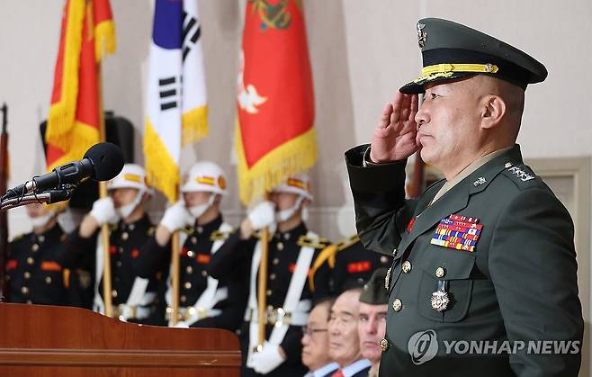 경례하는 김계환 해병대사령관 (화성=연합뉴스) 최재구 기자 = 김계환 해병대 사령관이 15일 경기도 화성시 해병대사령부에서 열린 해병대 창설 75주년 기념행사에서 경례하고 있다. 2024.4.15 jjaeck9@yna.co.kr