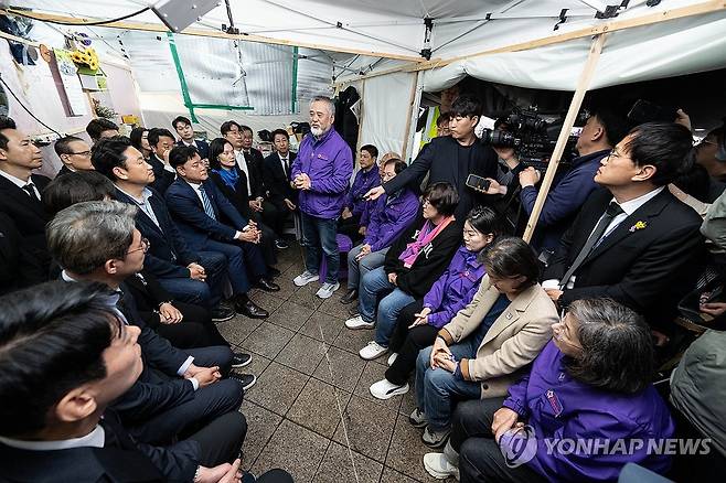 더불어민주당, 더불어민주연합 초선 당선자, 이태원참사 분향소 조문 (서울=연합뉴스) 신준희 기자 = 더불어민주당과 더불어민주연합 초선 당선자들이 15일 남인순 이태원참사특별위원장과 함께 서울광장에 설치된 이태원참사 희생자 분향소를 조문, 유가족들을 만나 대화하고 있다. 2024.4.15 [공동취재] hama@yna.co.kr