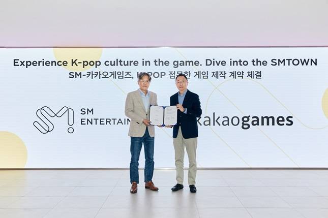 장철혁 SM엔터테인먼트 대표와 한상우 카카오게임즈 대표(왼쪽부터)가 SM의 지식재산권(IP)을 활용한 게임 제작 협약을 맺고 기념사진을 찍고 있다./사진=카카오게임즈 제공