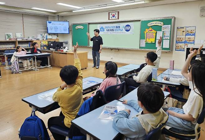 15일 부천 중동초등학교에서 개강한 AI 디지털 공유학교 수업에서 학생들이 교사의 말을 경청하고 있다. (사진 = 부천교육지원청 제공)
