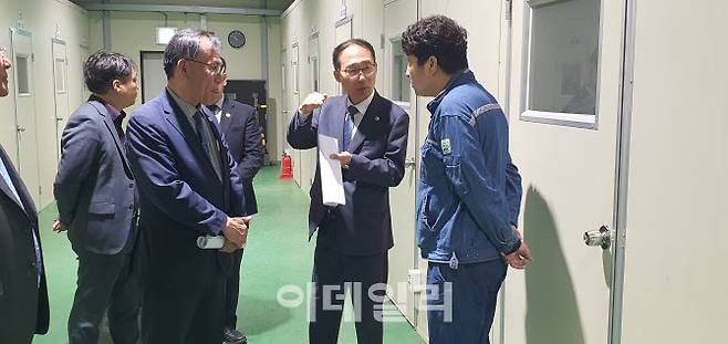 황영기(오른쪽 두번째) 한국법무보호복지공단 이사장이 16일 인천지부를 방문해 지부 직원들과 대화하고 있다. 한국법무보호복지공단 제공.
