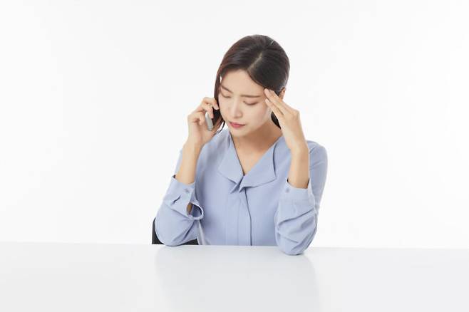 스트레스가 심할 때는 휴대폰으로 친구와 통화를 하는 등의 방법으로 뭔가 먹고 싶은 생각을 떨쳐내야 한다. [사진=클립아트코리아]