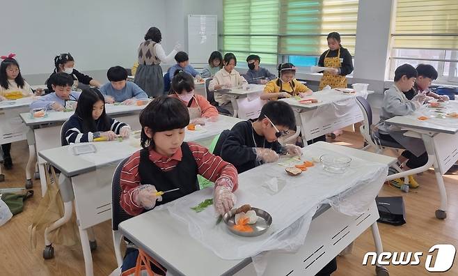 충북도교육청 교육도서관은 토요일의 독서학교 '토요樂' 3강좌 수강생을 모집한다.(충북교육청 제공)/뉴스1