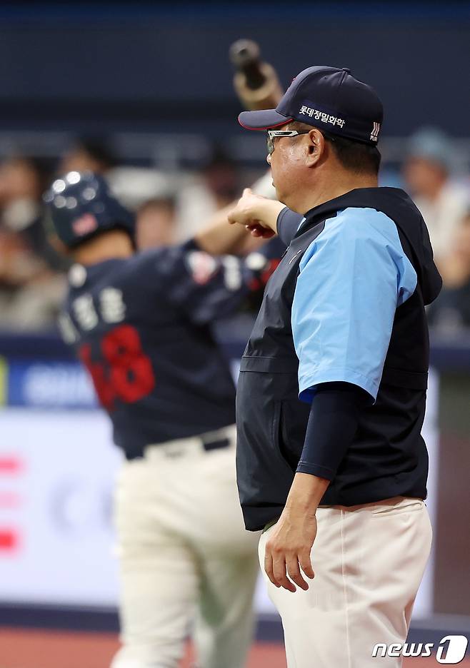 12일 오후 서울 고척스카이돔에서 열린 2024 신한은행 SOL뱅크 KBO리그 롯데 자이언츠와 키움 히어로즈의 경기, 7회초 1사 만루 상황 롯데 김태형 감독이 대타 작전을 지시하고 있다. 2024.4.12/뉴스1 ⓒ News1 이동해 기자