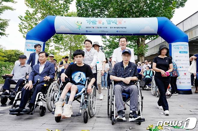 지난해 9월 경기 수원시에서 열린 장애인과 비장애인이 함께하는 걷기대회 ‘가을愛 함께愛’. (수원시 제공)