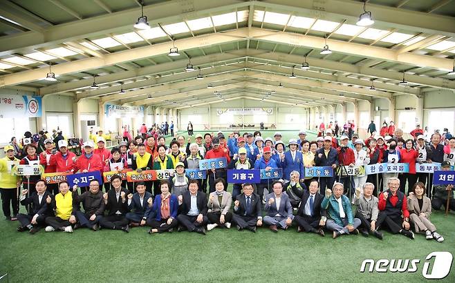 2024 용인특례시의회 의장기 왕중왕전 게이트볼 대회 참가자들이 기념촬영을 하고 있는 모습.(용인시의회 제공)