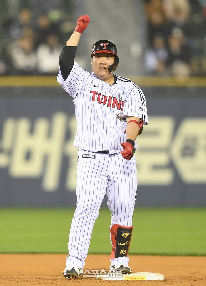 LG 김범석이 16일 잠실야구장에서 열린 2024 KBO리그 롯데와 경기 7회말 2사1,2루 2타점 2루타를 친 후 세리머니를 하고 있다.  2024. 4. 16. 잠실 | 최승섭기자 thunder@sportsseoul.com