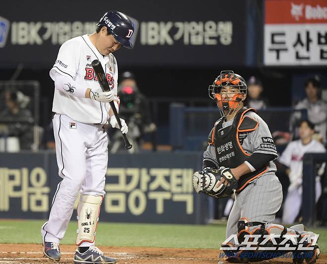 11일 잠실구장에서 열린 한화와 두산의 경기. 4회말 1사 양의지가 류현진의 2구째 커브볼을 파울로 걷어낸 후 웃고 있다. 잠실=정재근 기자 cjg@sportschosun.com/2024.4.11/