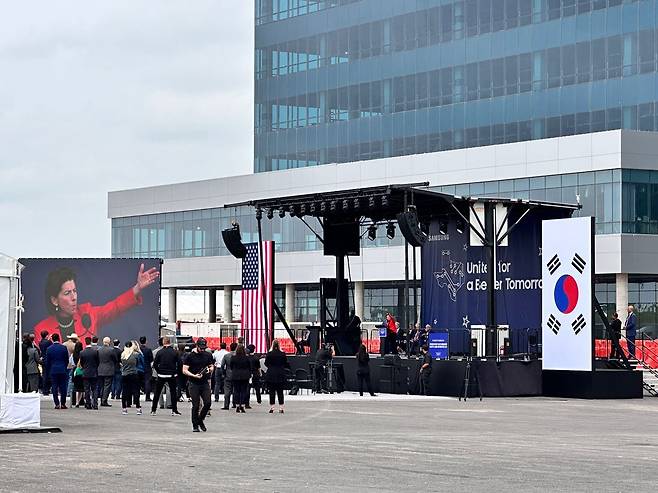 15일(현지 시각) 미국 텍사스주 테일러시 삼성전자 테일러 캠퍼스에서 열린 미 정부의 반도체 보조금 지급 행사에서 지나 러몬도 미 상무장관이 연설을 하는 모습./테일러=오로라 특파원