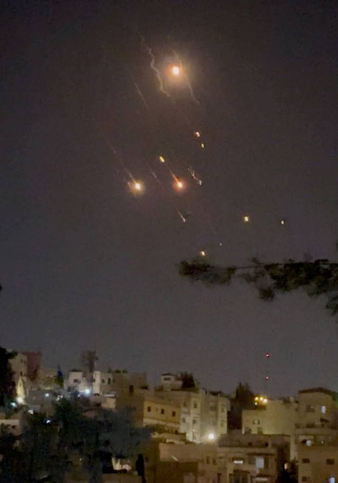 이란이 이스라엘을 향해 수백 기의 드론과 미사일을 발사한 4월 14일 새벽 요르단 암만 상공에서  비행하는 물체들이 포착됐다./로이터 뉴스1