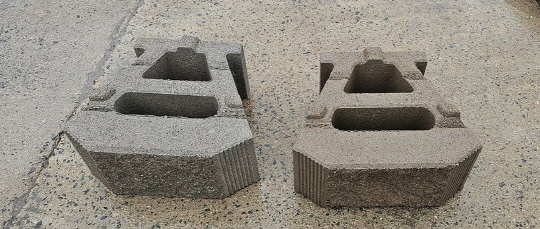 방사선 이용 생분해성 고분자 복합소재 제조기술을 활용해 제작한 친환경 콘크리트 블록(왼쪽) 기존 제품과 바이오매스 추가 생산 제품. 한국원자력연구원 제공