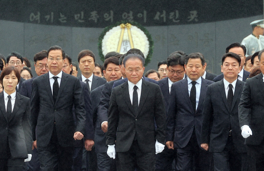 윤재옥 국민의힘 당대표 권한대행 겸 원내대표가 16일 오전 서울 동작구 국립서울현충원에서 제22대 국회의원 선거 당선인들과 함께 참배를 마친 뒤 이동하고 있다.<연합뉴스 사진>