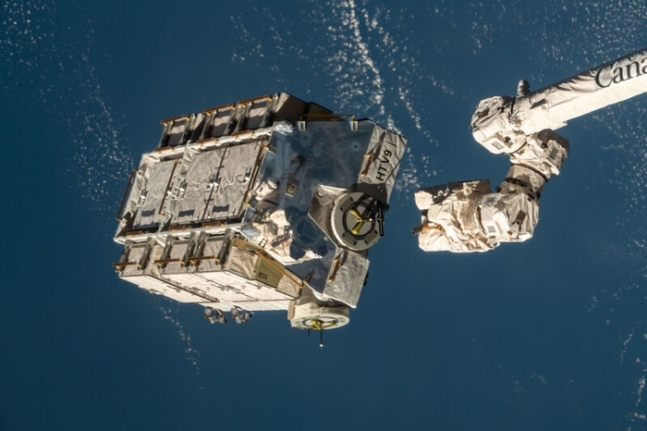 2021년 3월 11일 국제우주정거장(ISS)가 노후화된 배터리를 담은 2.9톤짜리 화물 팔레트를 우주에서 떨어뜨렸다. 사진=미 항공우주국(NASA) 소속 우주비행사 마이크 홉킨스 엑스 캡처