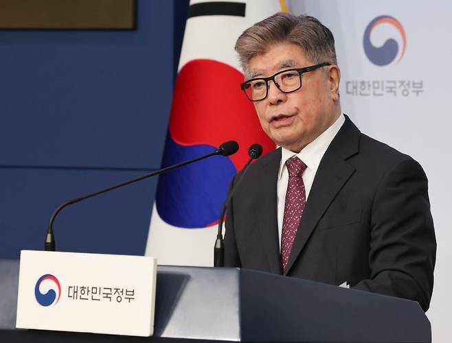 김중수 글로컬대학위원장이 16일 서울 종로구 정부서울청사 별관에서 2024년 글로컬대학 예비지정 결과 브리핑을 하고 있다.뉴스1